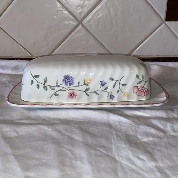 RARE vintage New Johnson Brothers Summer Chintz butter dish with lid